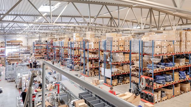 Lagerlokal med hyllor fyllda av kartonger och varor.