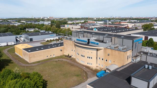 Flygfoto av Stenåldern 7 med den gula fasaden i fokus.