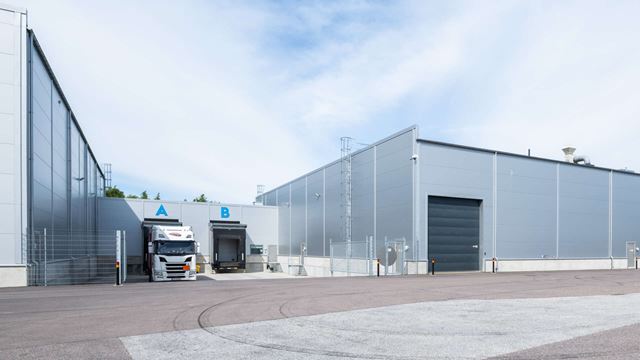 Exteriör vy av Stenåldern 7 med lastportar.