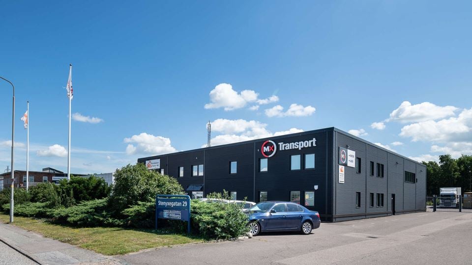 Svart industrilokal med parkering i förgrunden, Benkammen 11.