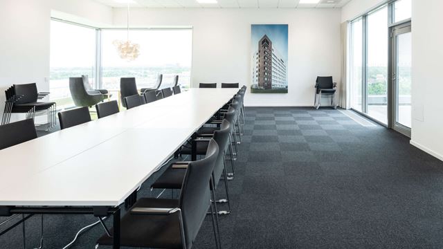 Mötesrum med långt bord och stolar i Floretten.