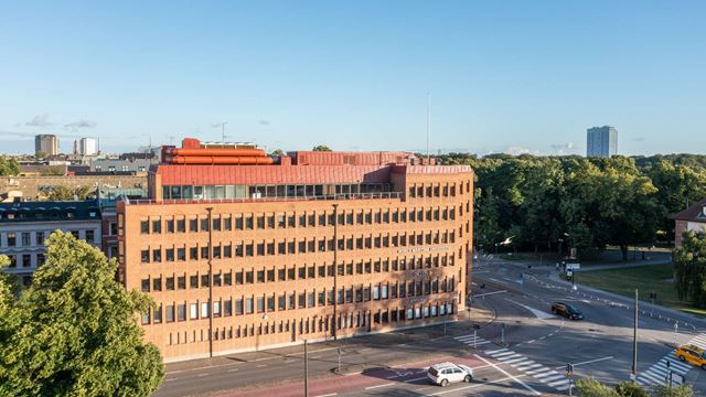 Fastigheten Neptun med en väg i förgrunden och Kronprinsen i bakgrunden.