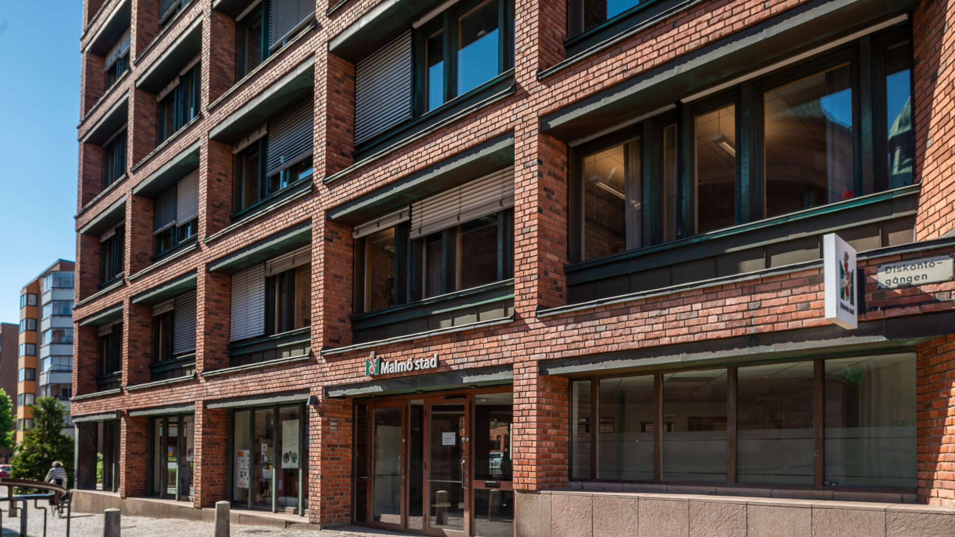 Uven har rött tegel och stora fönster.