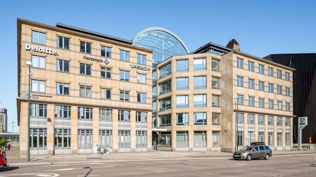 Väktaren 3, en kontorsfastighet med gul fasad.