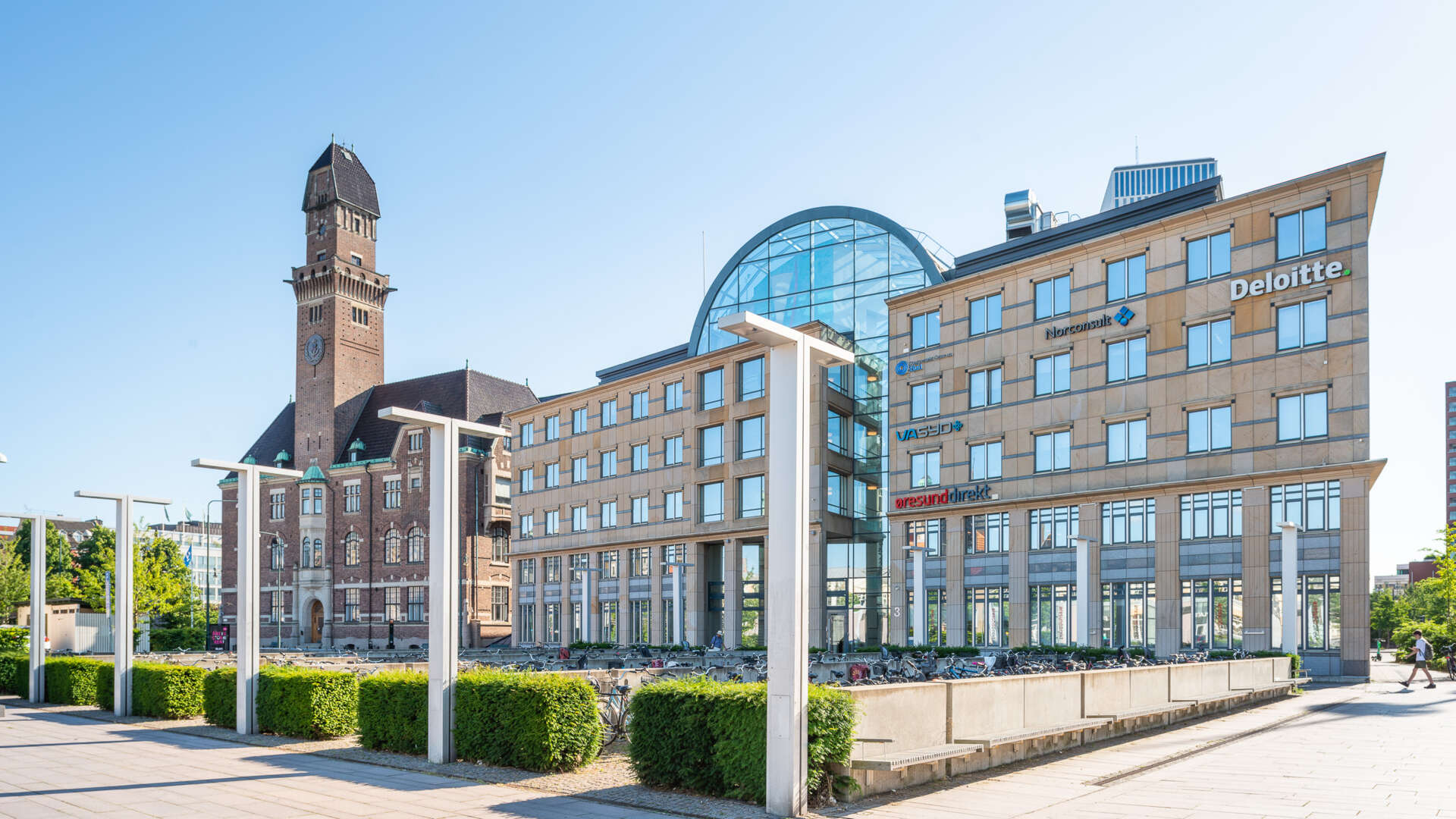 Väktaren 3 har flera våningar med en hög glaskupol på taket.