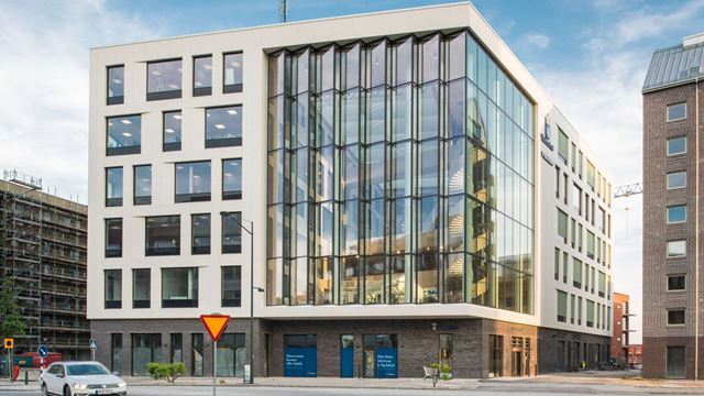 Vy av fastigheten Dungen i Hyllie med stora glasfasader.