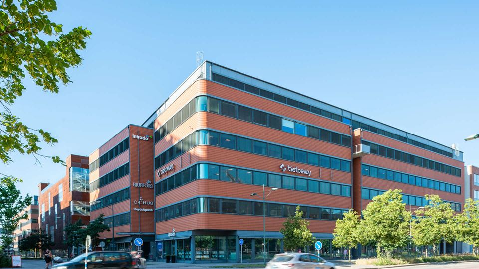 Vy av fastigheten Skrovet 5 från Stora Varvsgatan i Malmö.