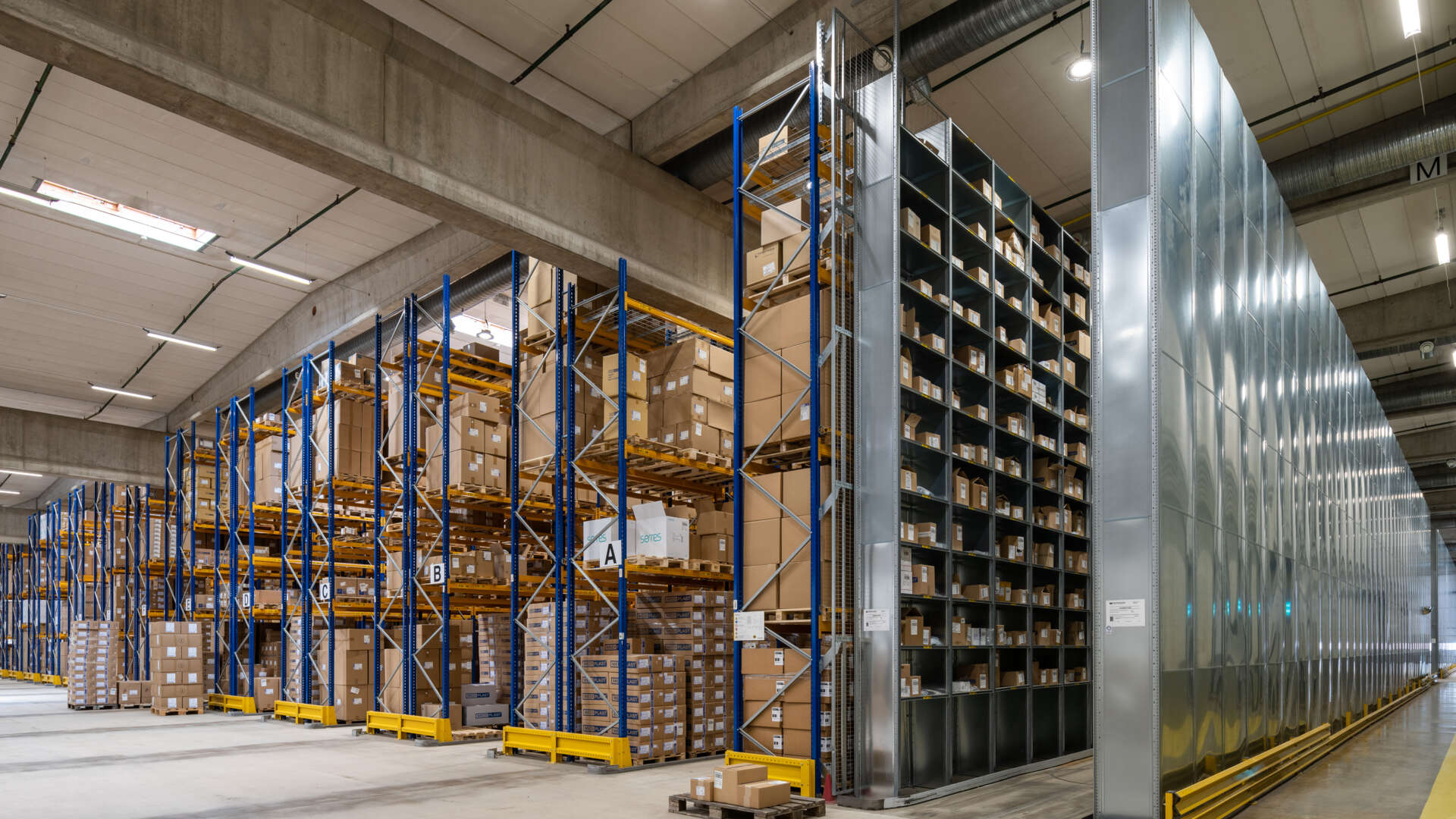 Stora lagerlokaler på Bronsåldern 2 i Fosie.