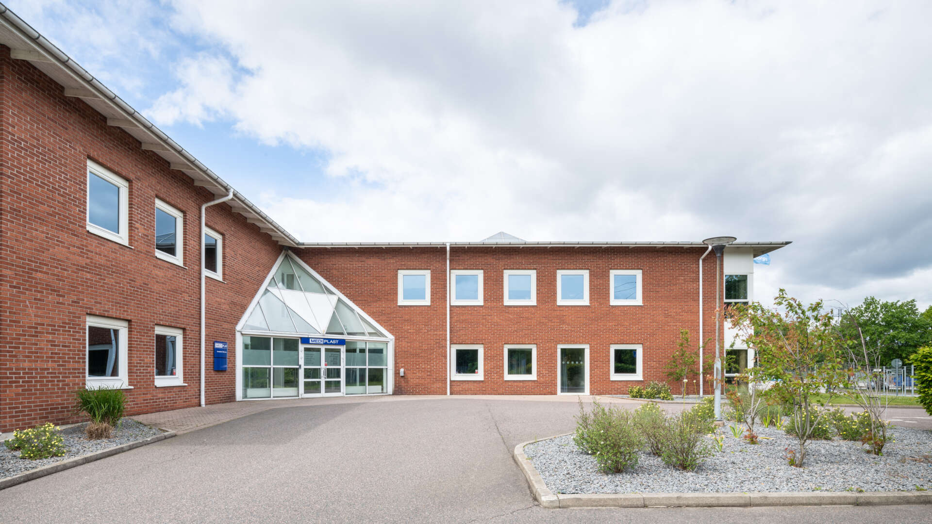 Inglasad entré i tegelbyggnaden Bronsåldern 2 i Fosie.