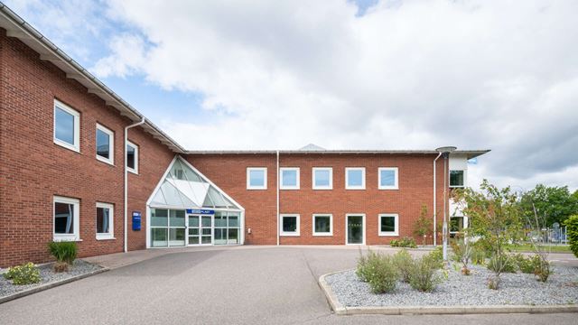 Inglasad entré i tegelbyggnaden Bronsåldern 2 i Fosie.