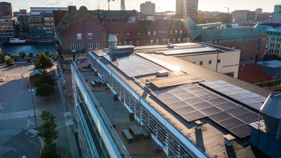 Solceller på taket till fastigheten Östersjön i centrala Malmö.