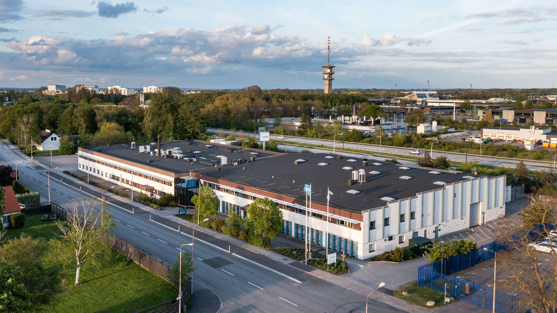 Kontors- och lagerlokal i två våningar med inglasad entré, Hundlokan 10 i Malmö. 