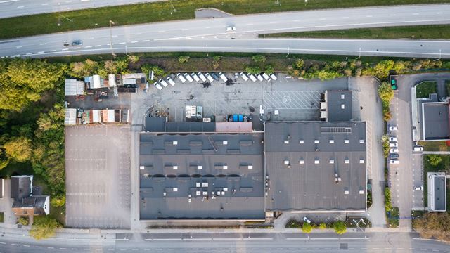 Flygfoto av fastigheten Hundlokan 10, taget rakt ovanifrån.