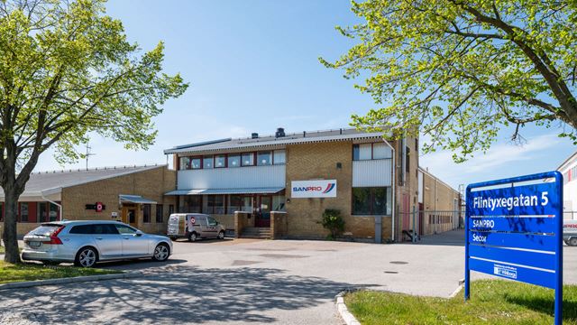 Parkeringsytor utanför tegelfastigheten Bronsspannen 9 i Fosie.