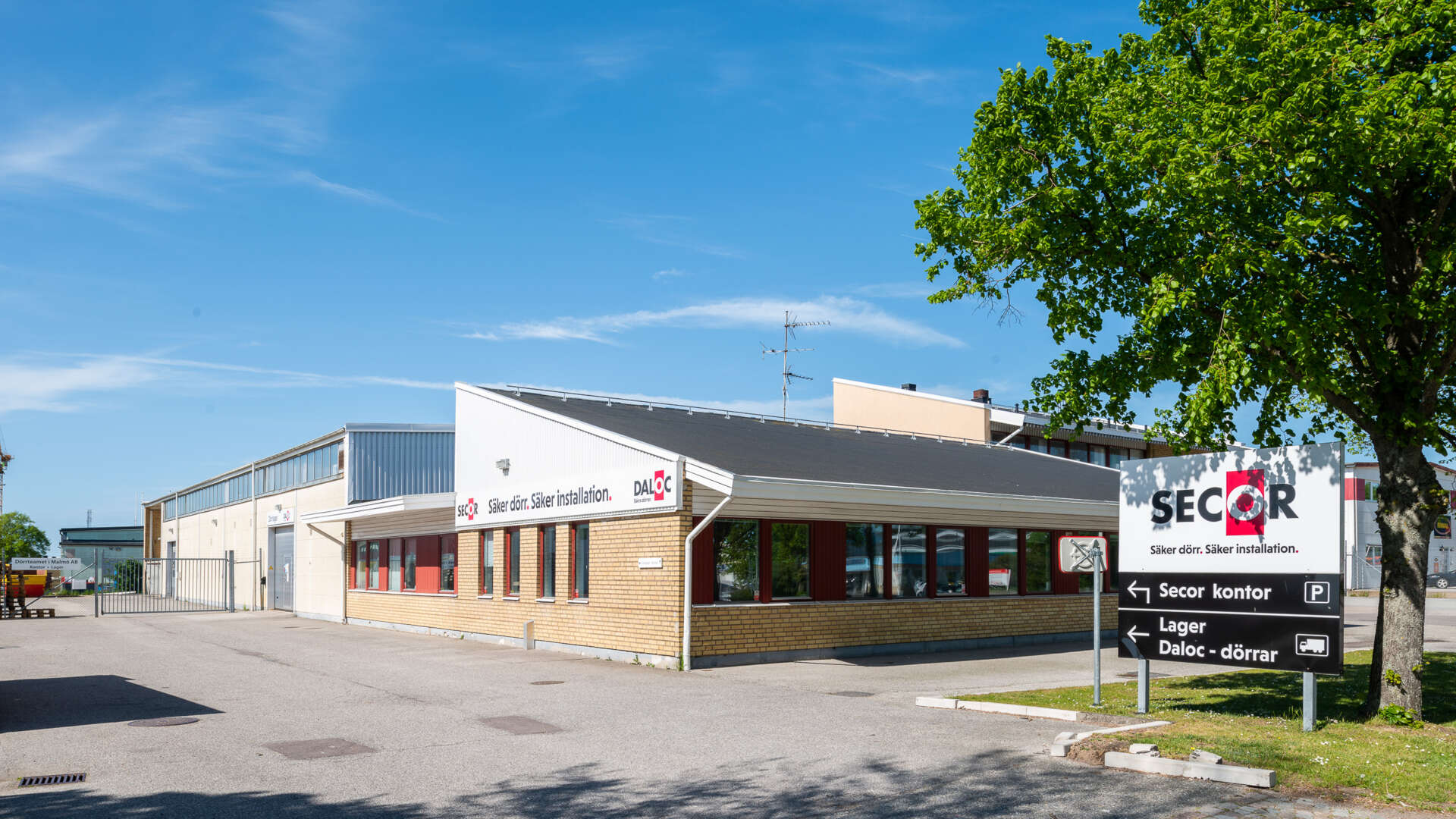 Gul fasad på industrilokalen Bronsspannen 9 i Fosie.