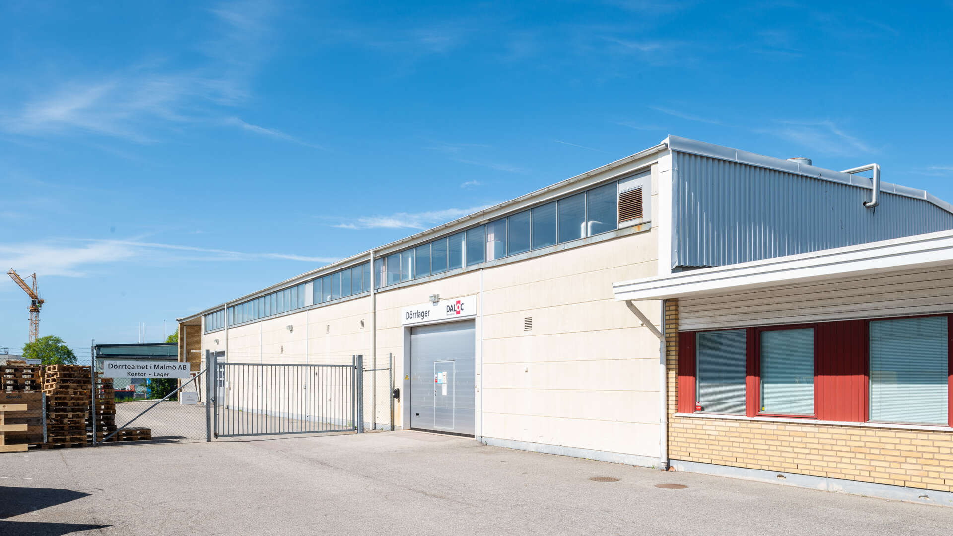 Lastportar och grindar vid fastigheten Bronsspannen 9 i Fosie.