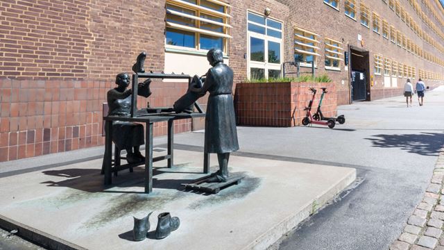 Staty utanför Fabriken 1891, två kvinnor som tillverkar gummistövlar.
