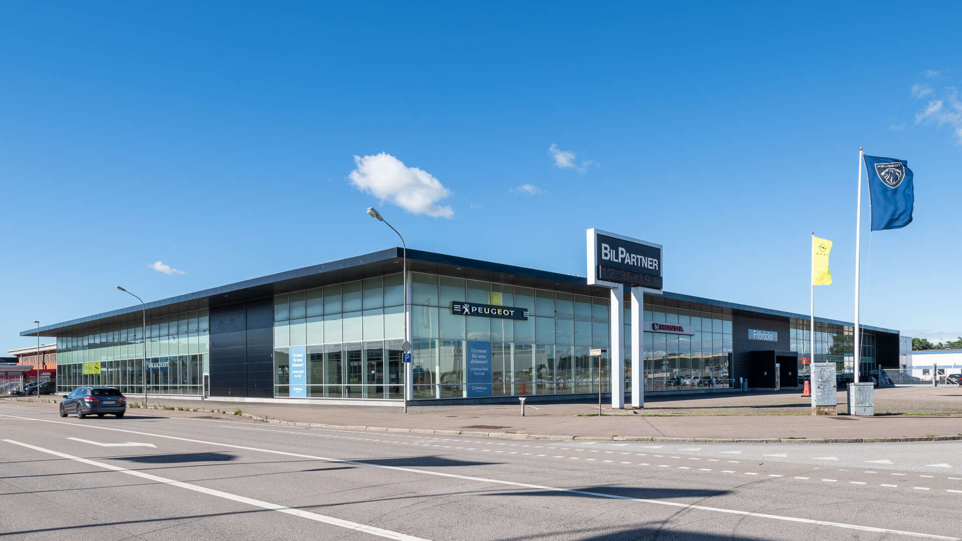 En butikslokal med mycket glasytor och stora parkeringsytor, Musköten 19 i Helsingborg.