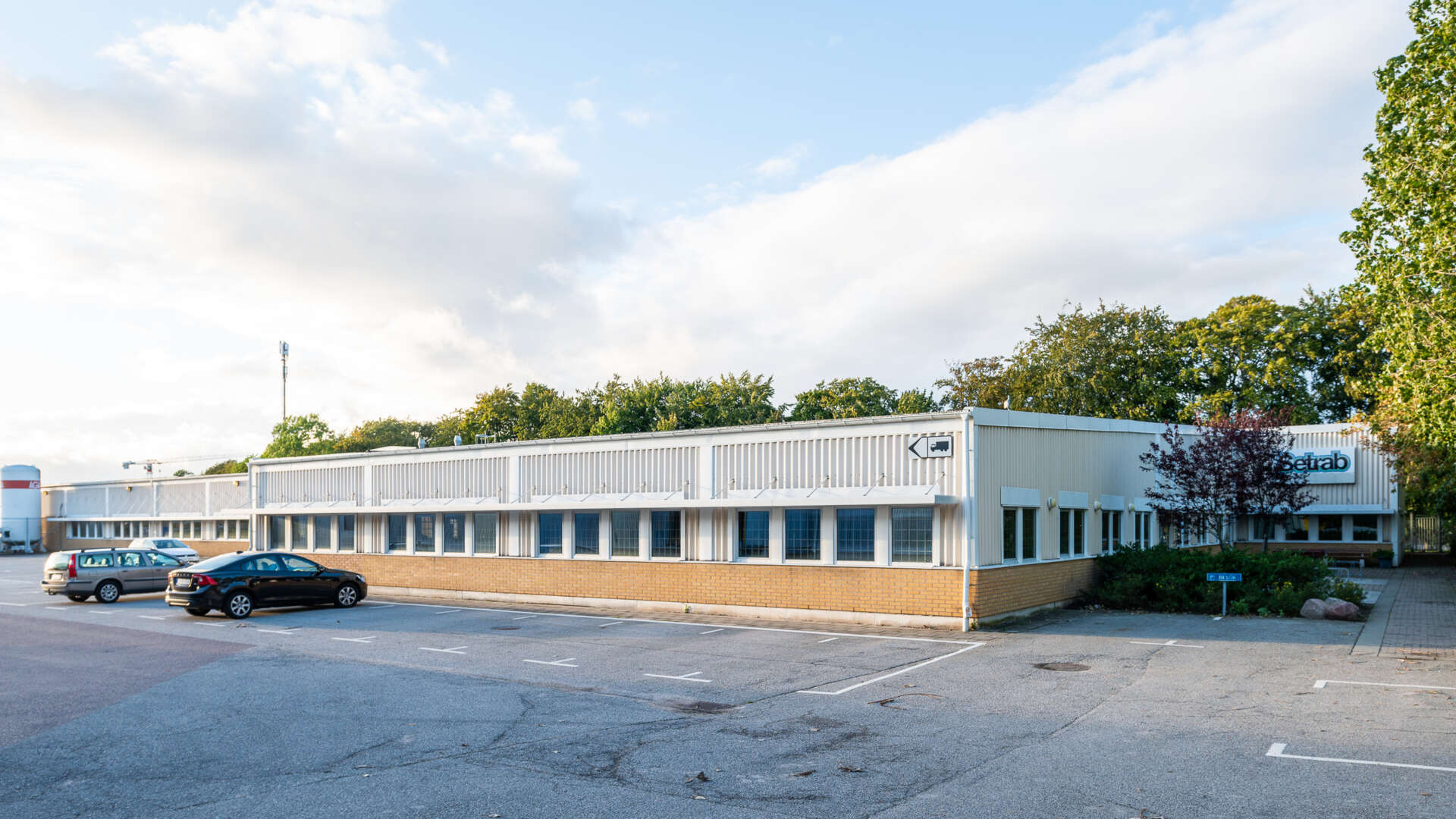 Låg kontorsbyggnad med parkering utanför, Balken 10 i Limhamn.