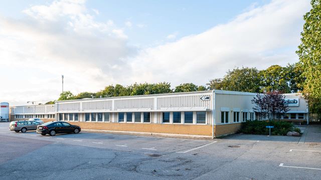 Låg kontorsbyggnad med parkering utanför, Balken 10 i Limhamn.