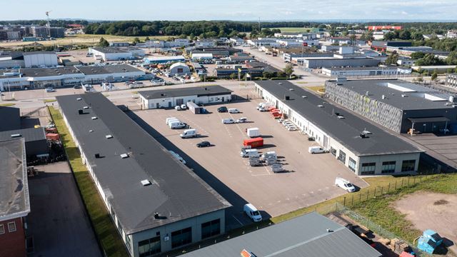 Flygbild av fastigheten med parkering i fokus