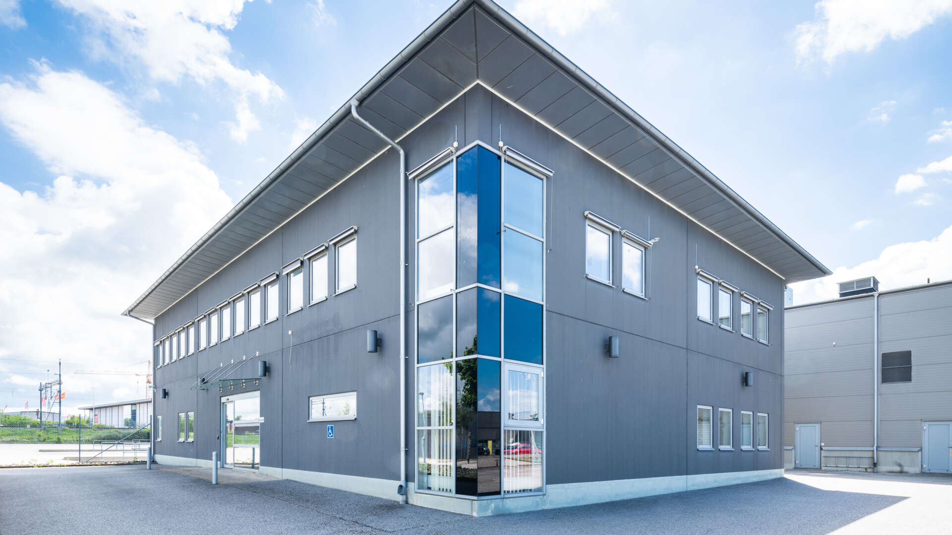 Industrilokal i två våningar med stort glasparti, Olsgård 8 i Malmö.