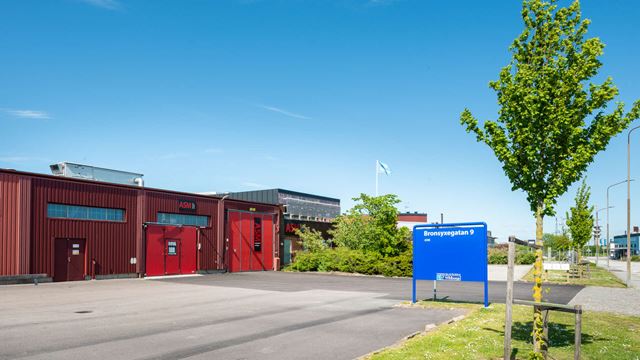 En röd industribyggnad med höga lastportar, Trindyxan 3 i Malmö.