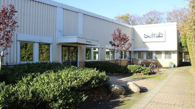 Personalingång i kontorsfastighet, med ett körsbärsträd i förgrunden, Balken 10 i Limhamn.