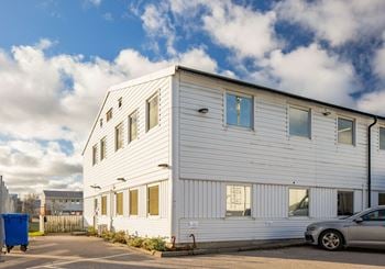 Välkomnande kontorslokal med lager och vikport