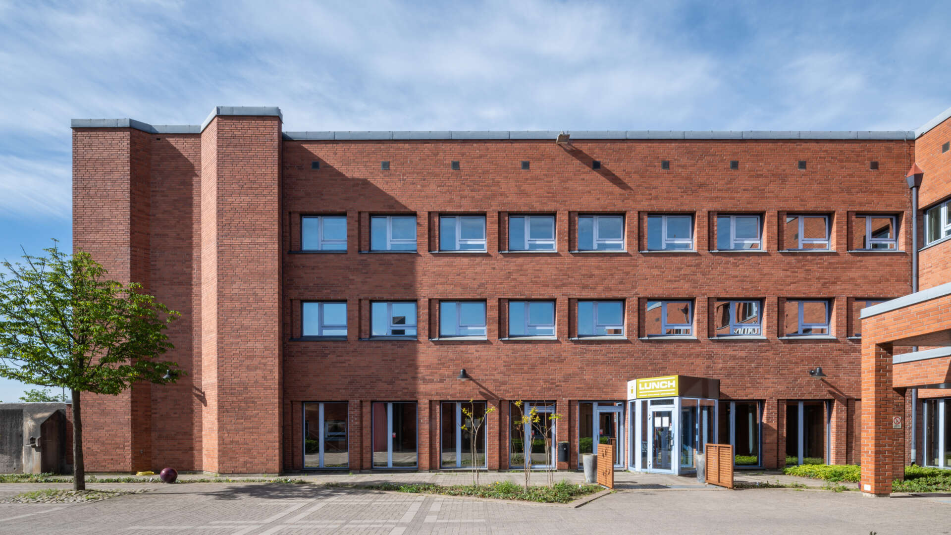 Den röda tegelfasaden på fastigheten Rosengård 130 i Malmö.