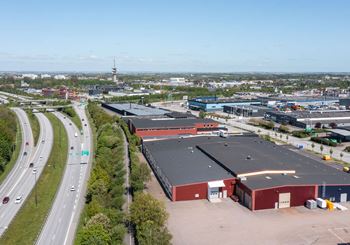 Lagerlokal med trevligt kontor i populära Fosie