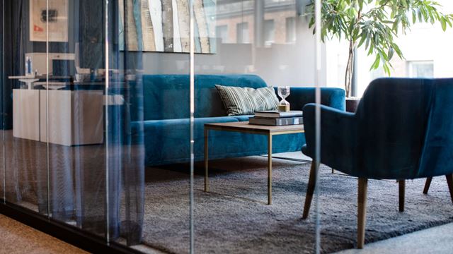 En bild på ett mötesrum med två soffor